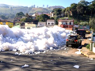 Moradores da cidade reclamam do mau cheiro, que fica mais intenso conforme a quantidade de espuma aumenta