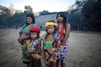 https://upload.wikimedia.org/wikipedia/commons/thumb/b/b8/Kayapo_woman_and_child.jpg/1024px-Kayapo_woman_and_child.jpg